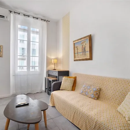 Vintage Apartment *